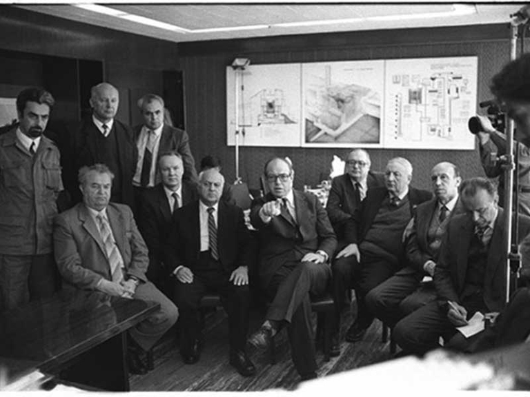 Hans Blix, direttore generale dell' Agenzia internazionale dell' energia atomica, ha compiuto moltissimi viaggi verso l'allora Unione Sovietica, per visite di verifica, già dai giorni che seguirono la catastrofe.