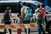 Stati Uniti, riunificate le prime famiglie di migranti separate alla frontiera