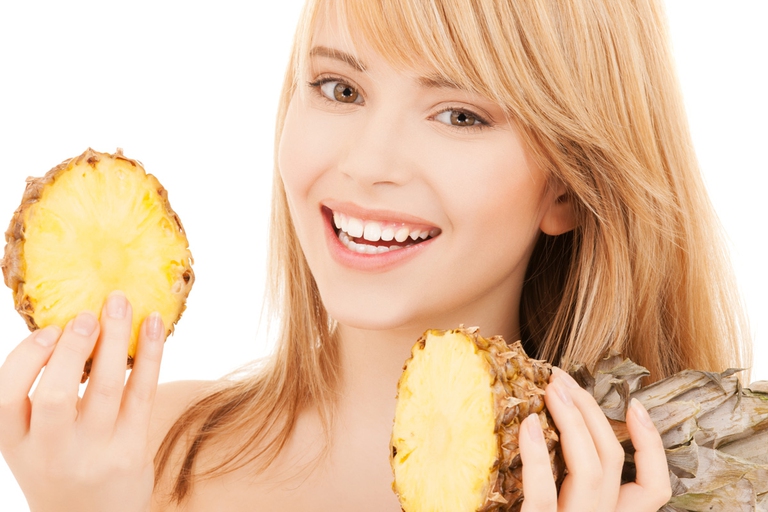 L'ananas contiene bromelina, una miscela di enzimi capaci di degradare le proteine in aminoacidi
