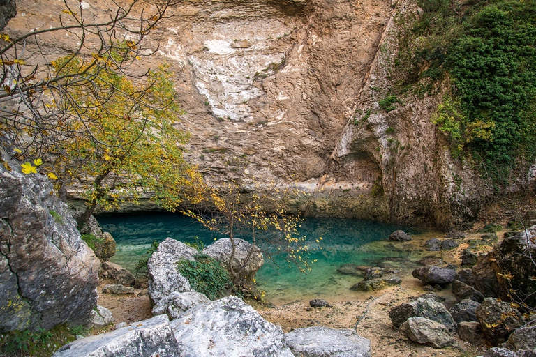 Lago alpino alimentato da una sorgente