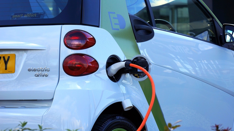 I veicoli elettrici potrebbero diventare un nuovo sistema di accumulo dell’energia, vendendo l’energia non utilizzata alla rete elettrica. Foto: Pixabay