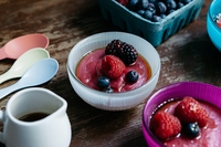 Budino con latte di riso e frutti di bosco
