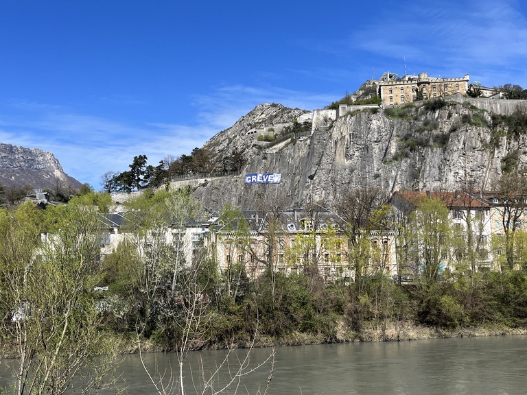 Uno striscione a favore della "grève", lo sciopero, a Grenoble, in Francia