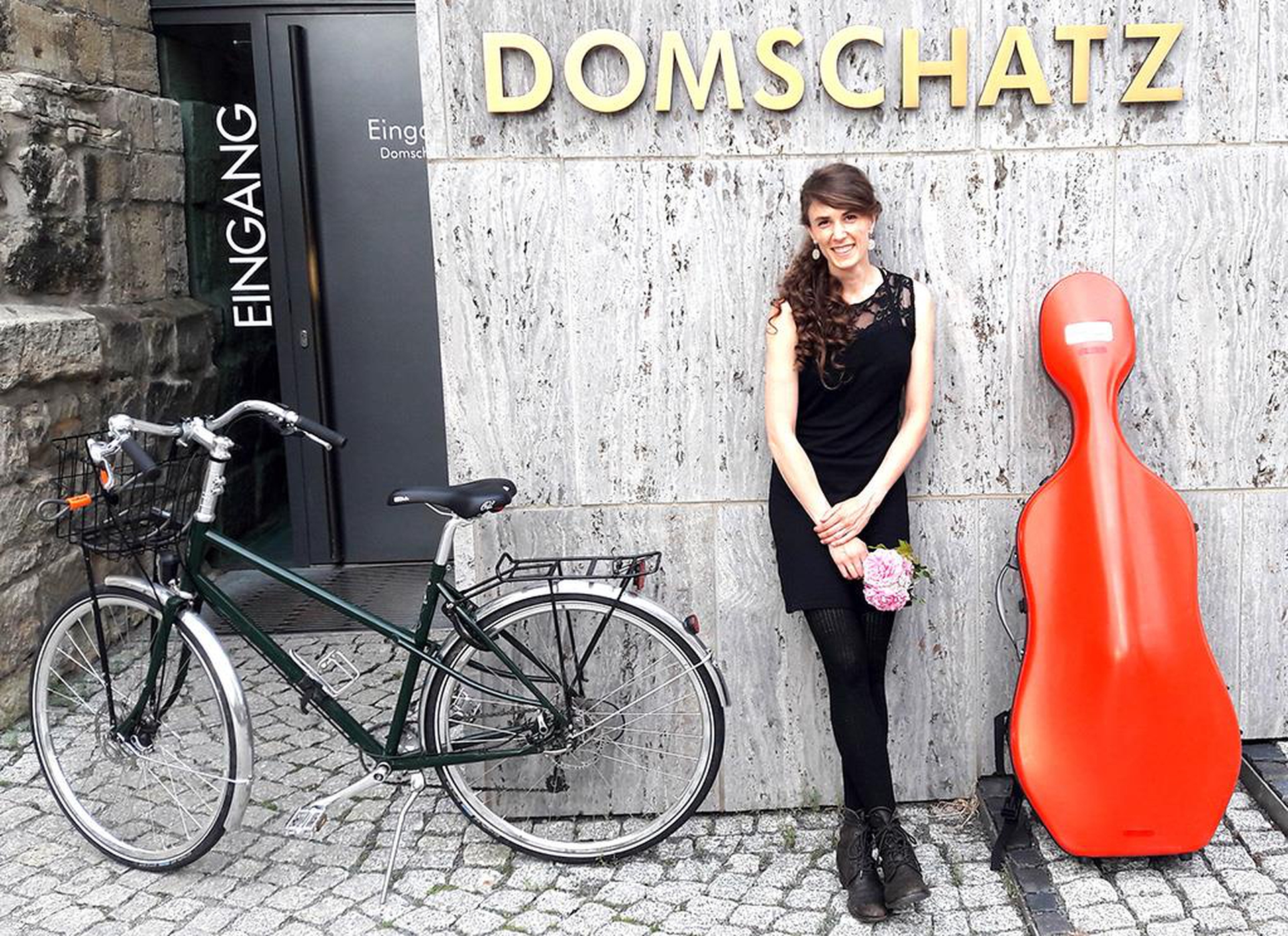 Ida Riegels in foto davanti al duomo con violoncello e bici