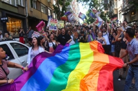 Il coraggio del Pride di Istanbul nonostante il divieto, e le foto delle parate in tutto il mondo