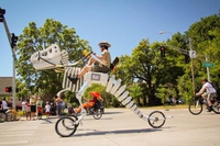 Sue, il Tirannosauro Rex da cavalcare come una bicicletta