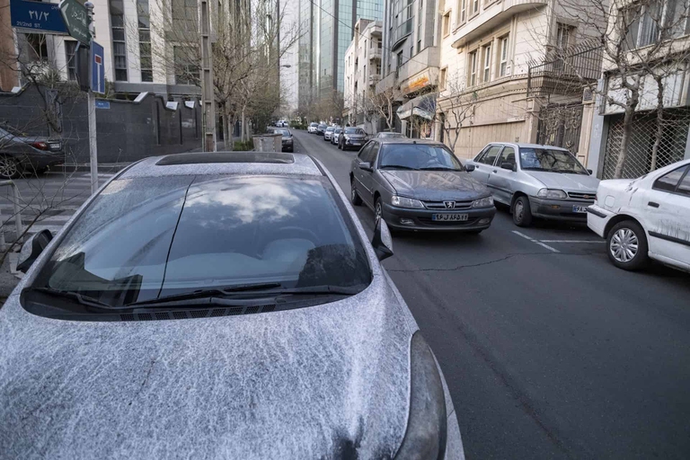 Sulla capitale dell'Iran, Teheran, è caduta pioggia nera