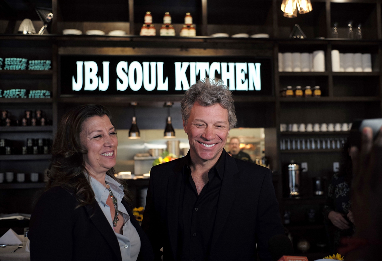 Jon Bon Jovi Soul Kitchen LifeGate   4%2520Jon%2520Bon%2520Jovi%2520e%2520la%2520moglie%2520Dorothea%2520nel%2520Soul%2520Kitchen%2520di%2520Toms%2520River%2520©%2520JEWEL%2520SAMAD AFP Getty%2520Images 