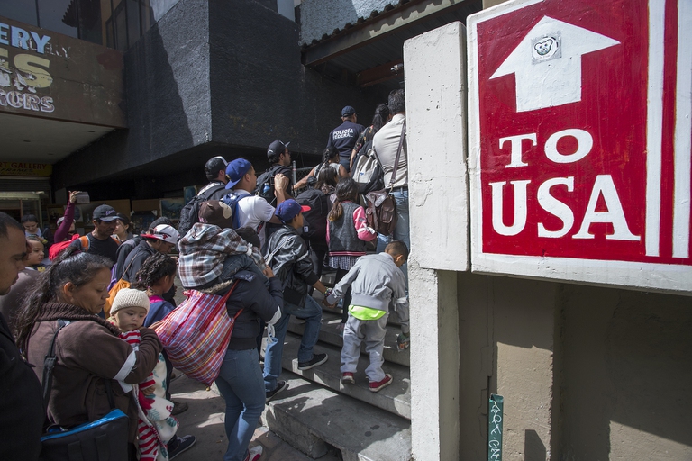 Una fila di abitanti dell’America Centrale in viaggio attraverso il Messico verso il confine americano per chiedere asilo nel 2018