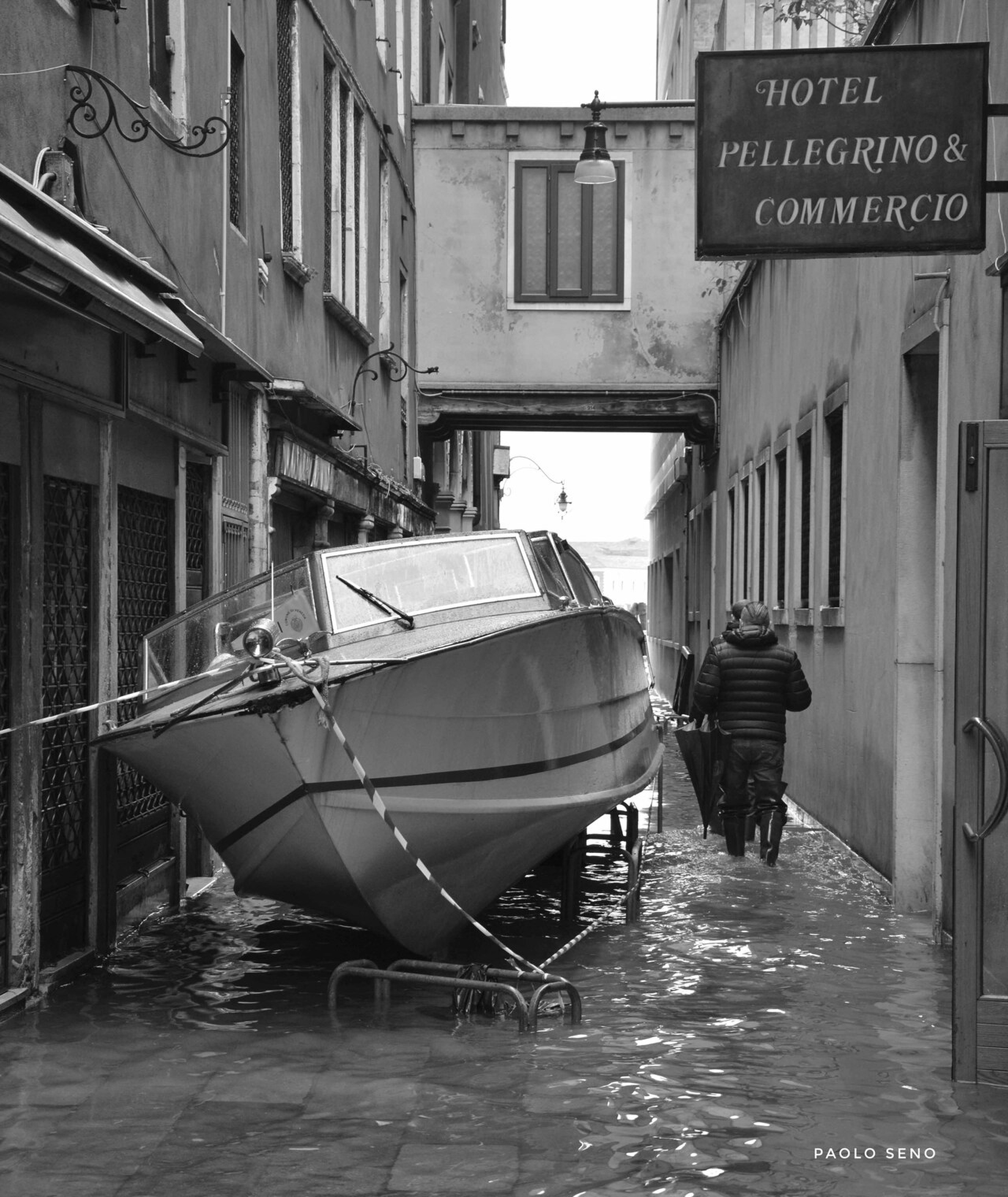 Un taxi finito in una calle durante l'alluvione del 12 Novembre 2019 @ Paolo Seno