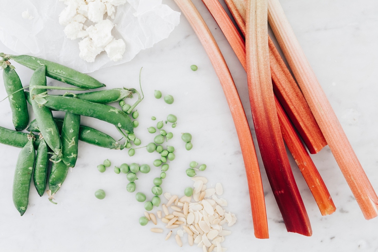 Insalata di rabarbaro, piselli, feta e semi