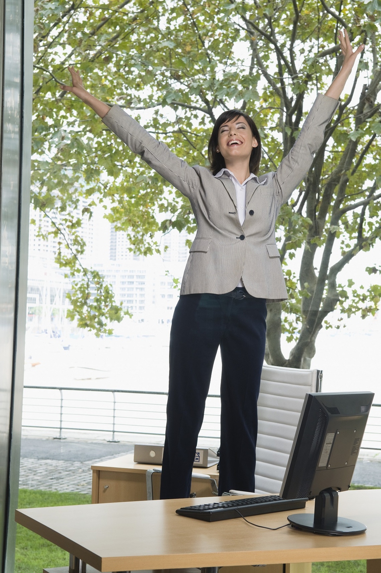 Donna che lavora in un ufficio con vista verde