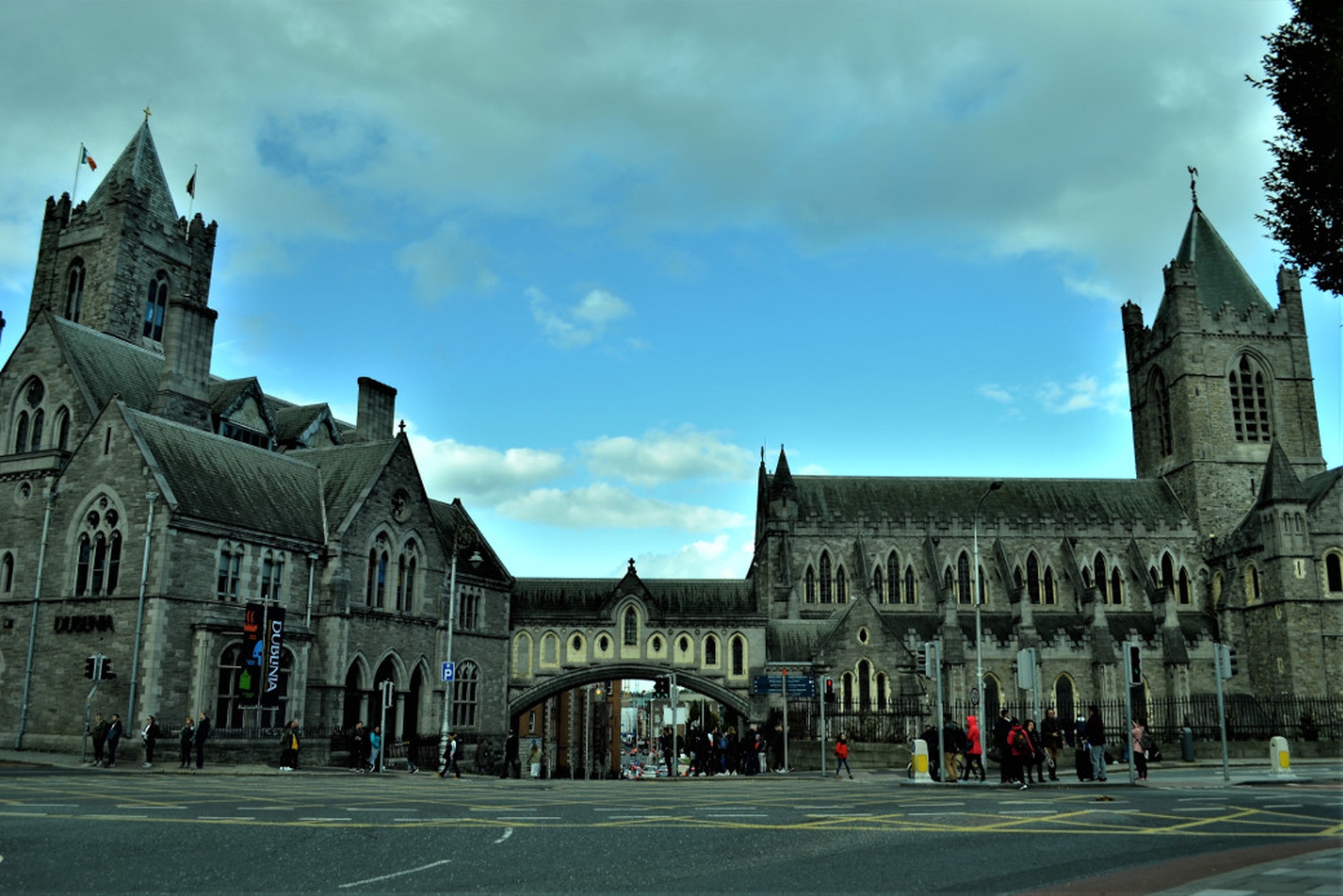 Nell'ala della cattedrale nota come synod hall si trova il museo (Dublinia) incentrato sulla storia vichinga e medievale della città