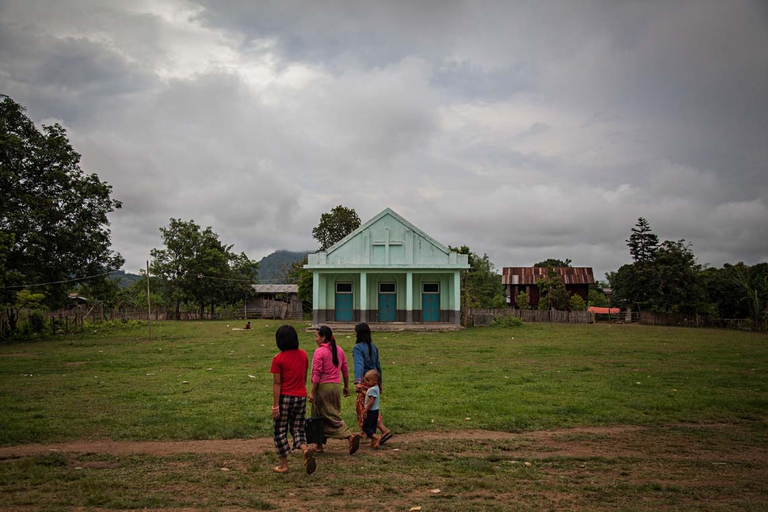 MYITKYINA, Myanmar - Sfollati Kachin camminano davanti a una chiesa battista, a tre anni dai nuovi scontri cominciati con l'esercito birmano nel 2011 (Photo by Lauren DeCicca/Getty Images)