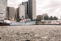 Sudafrica, le incredibili immagini del mare invaso da tonnellate di plastica