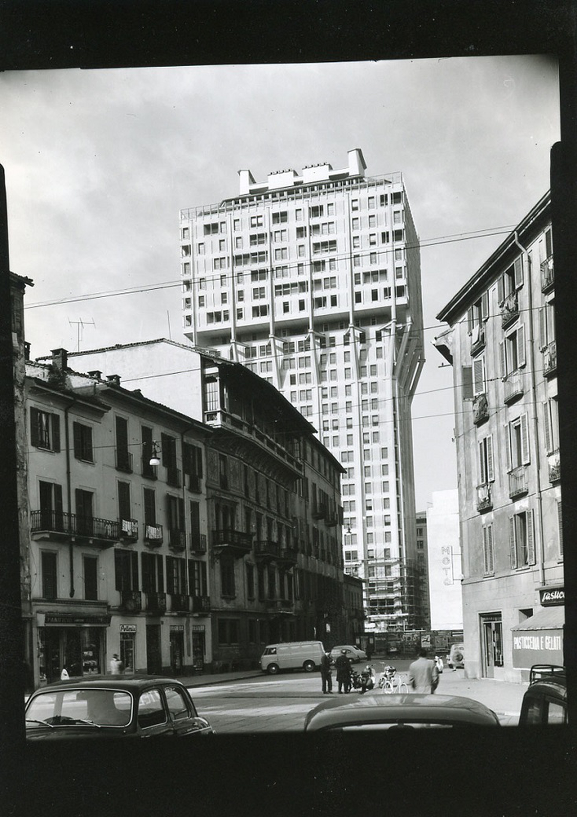 In mostra non solo fotografie ma manifesti, riviste, arredi, oggetti di design