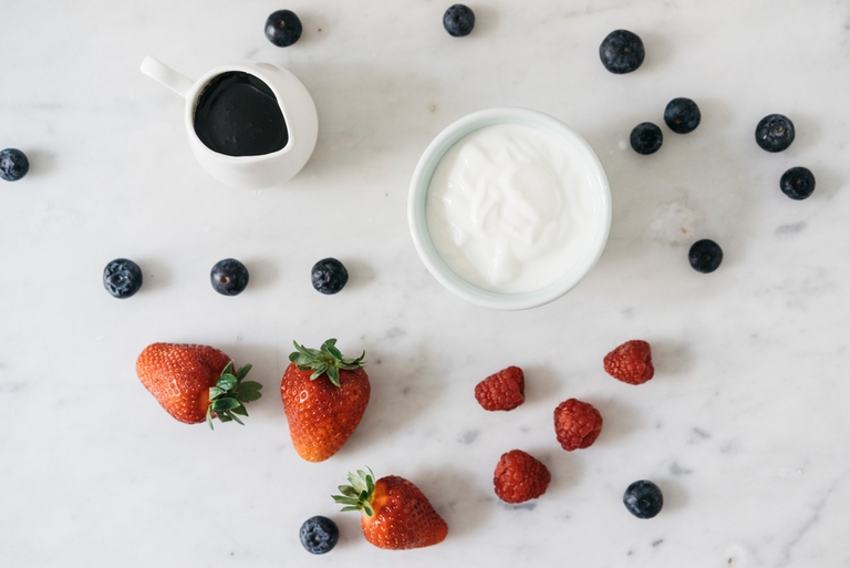 Merenda di yogurt e frutti di bosco