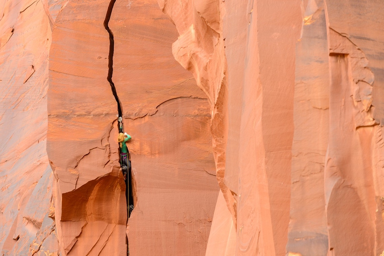 Pamela Shanti si arrampica sull'Indian Creek