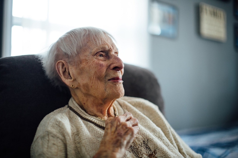 Rose Torphy nella sua abitazione