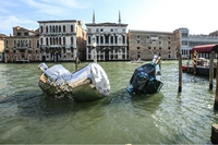 A Venezia spunta un “messaggio in bottiglia” contro l’inquinamento degli oceani