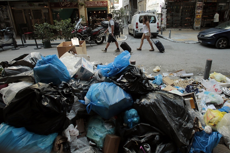 Cumulo di rifiuti per strada