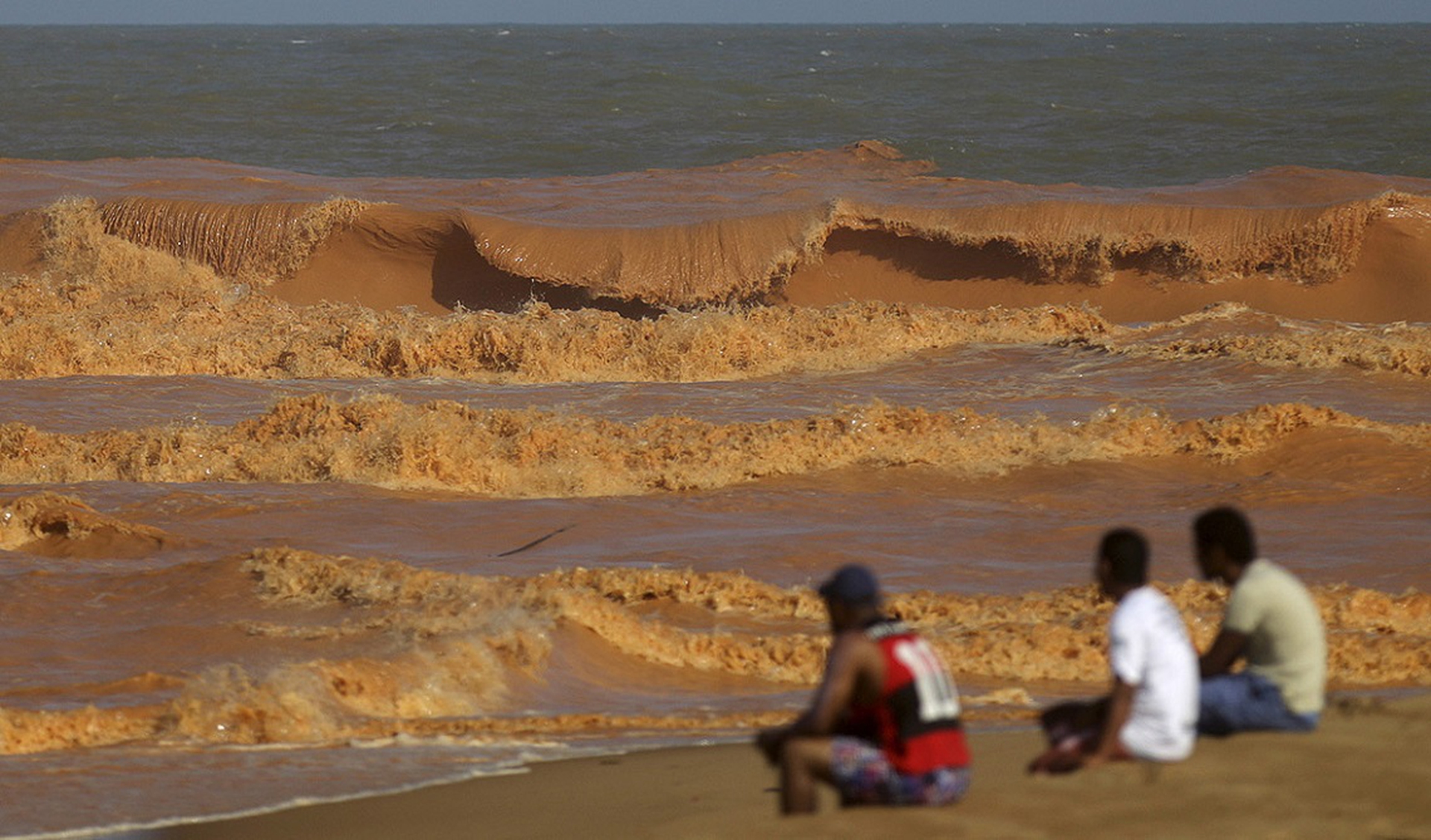 Le foto del fango tossico che dalle terre del Brasile raggiunge l’oceano