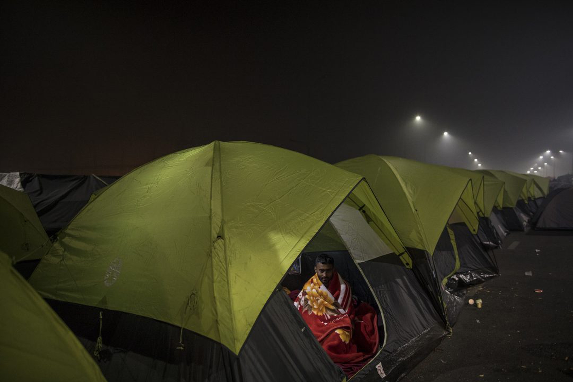 Da mesi in India migliaia di agricoltori sono accampati sull'autostrada per protesta. Ora il governo gli ha tolto internet