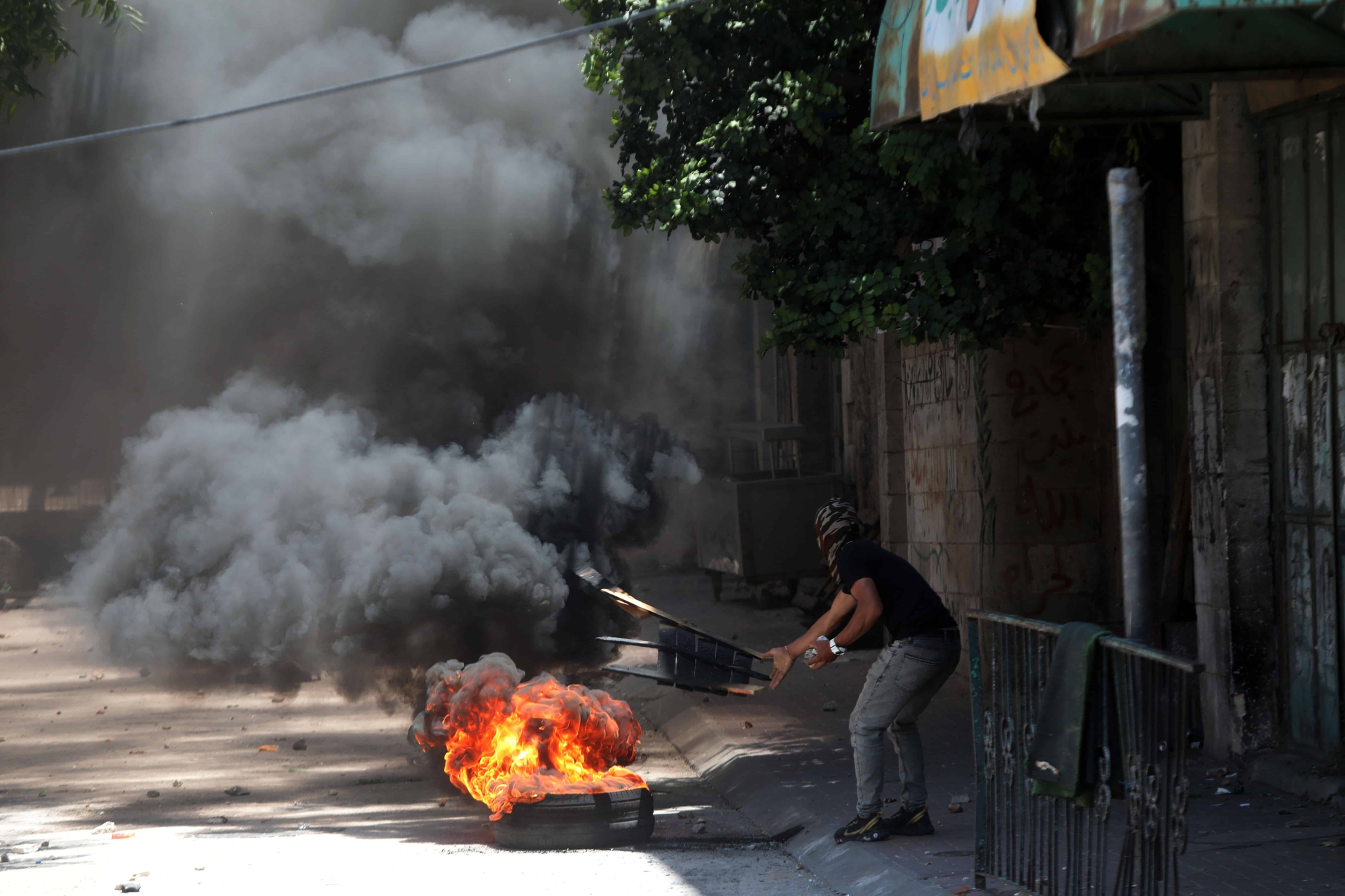 Hebron protests against the Israeli attack on Jenin