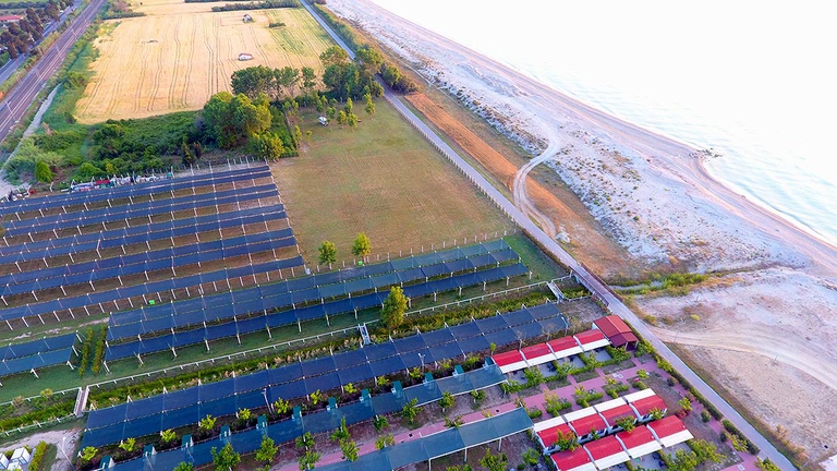 L’Abruzzo si prepara ad ospitare oltre dieci dj di fama internazionale oltre a una serie di artisti emergenti. Il 24, 25 e 26 agosto 2017 nasce un nuovo appuntamento estivo con la musica disco, house ed elettronica: lo Sticker Mule Festival. La location di questo evento è l’Heliopolis Camping & Village, a Villa Fumosa, dove si potrà alloggiare in tenda (fino a sei persone) o in bungalow (numeri limitati) per godere appieno del festival.