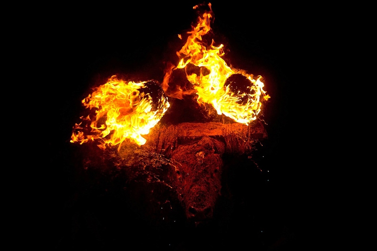 Toro con le corna in fiamme