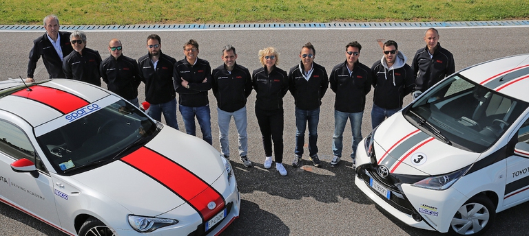 Gli istruttori della scuola di guida ufficiale Toyota e Lexus