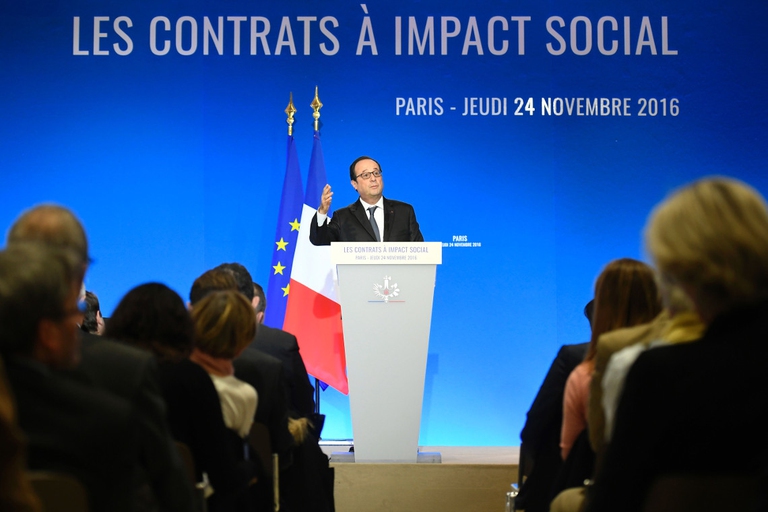 Il presidente della repubblica François Hollande durante la cerimonia di firma dei primi contrat à impact social francesi. Foto © Lionel Bonaventure/AFP/GettyImages