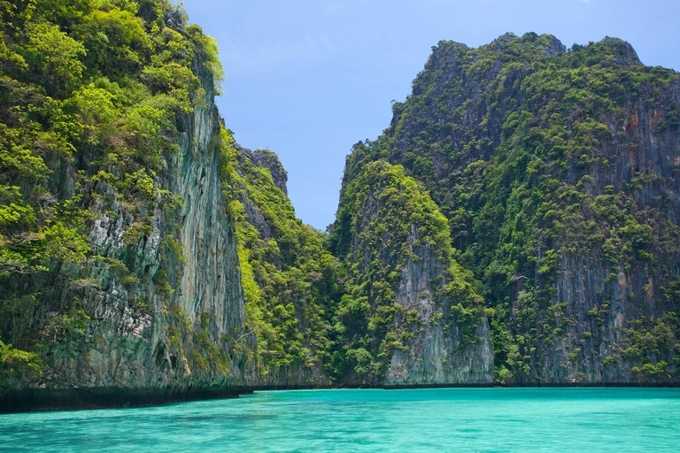 Le imponenti scogliere dell'isola thailandese di sola di Phi Phi Leh