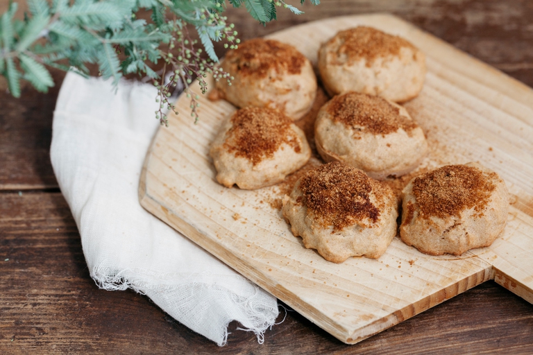 Scones ricoperti di zucchero e cannella