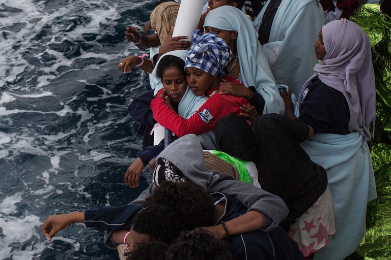 Migranti che attraversano il Mediterraneo