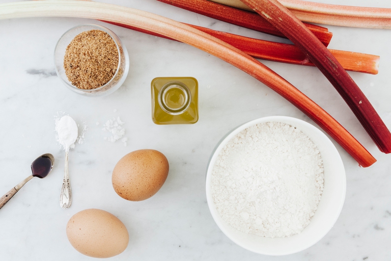 Ingredienti per la torta di rabarbaro Foto © Laura La Monaca