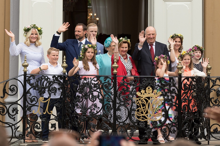 La famiglia reale norvegese (Harald V è il primo signore da destra) nella foto di Ragnar Singsaas per Getty Images