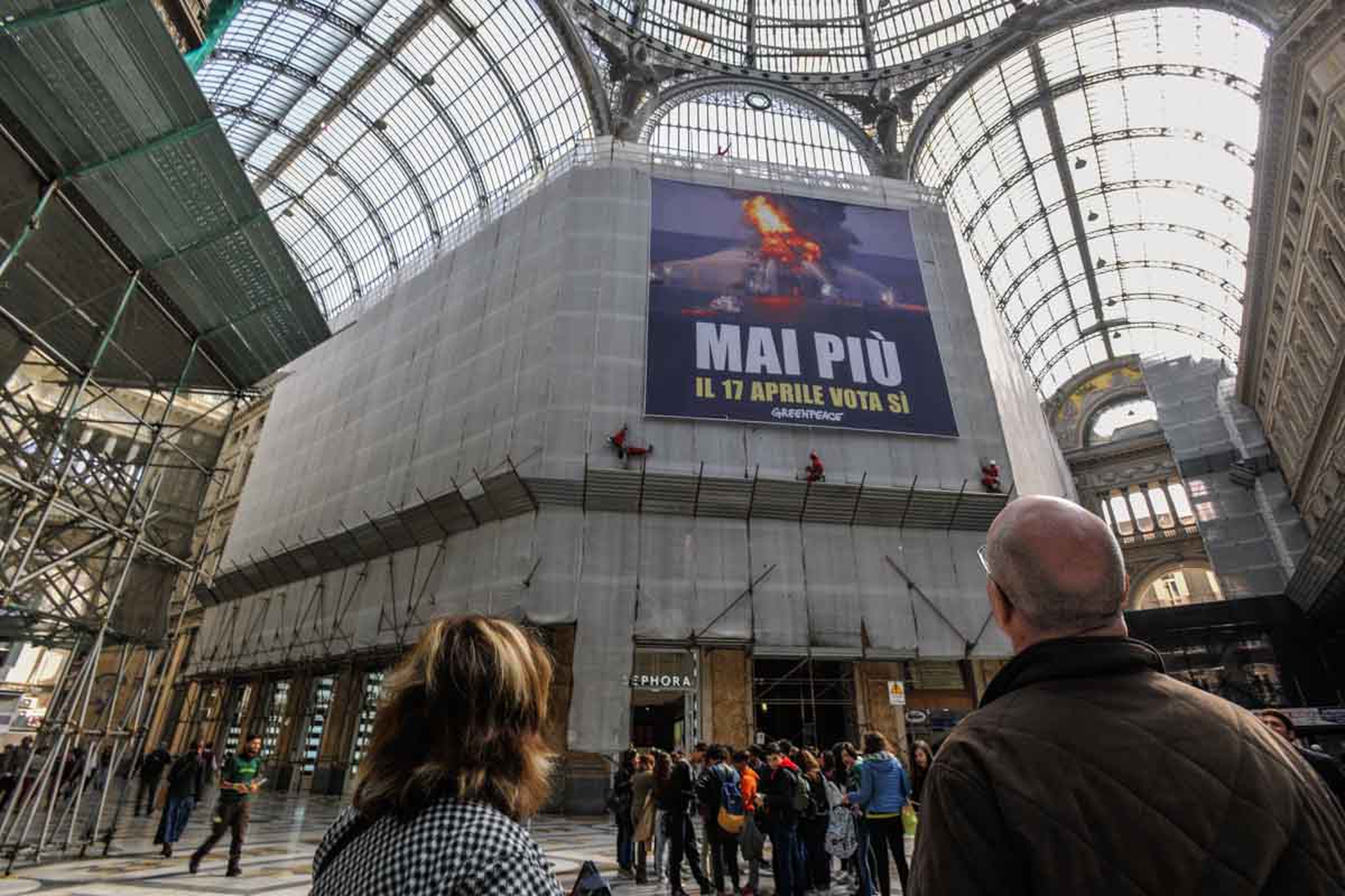 Greenpeace in azione a Napoli