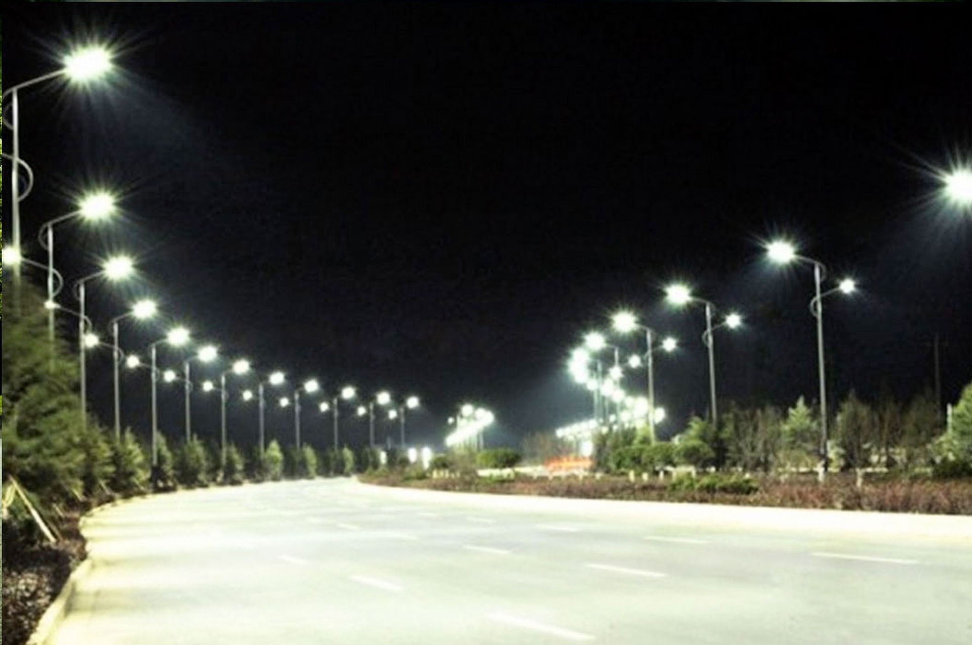 Un lato di questa strada è illuminato a Led. L'altro no
