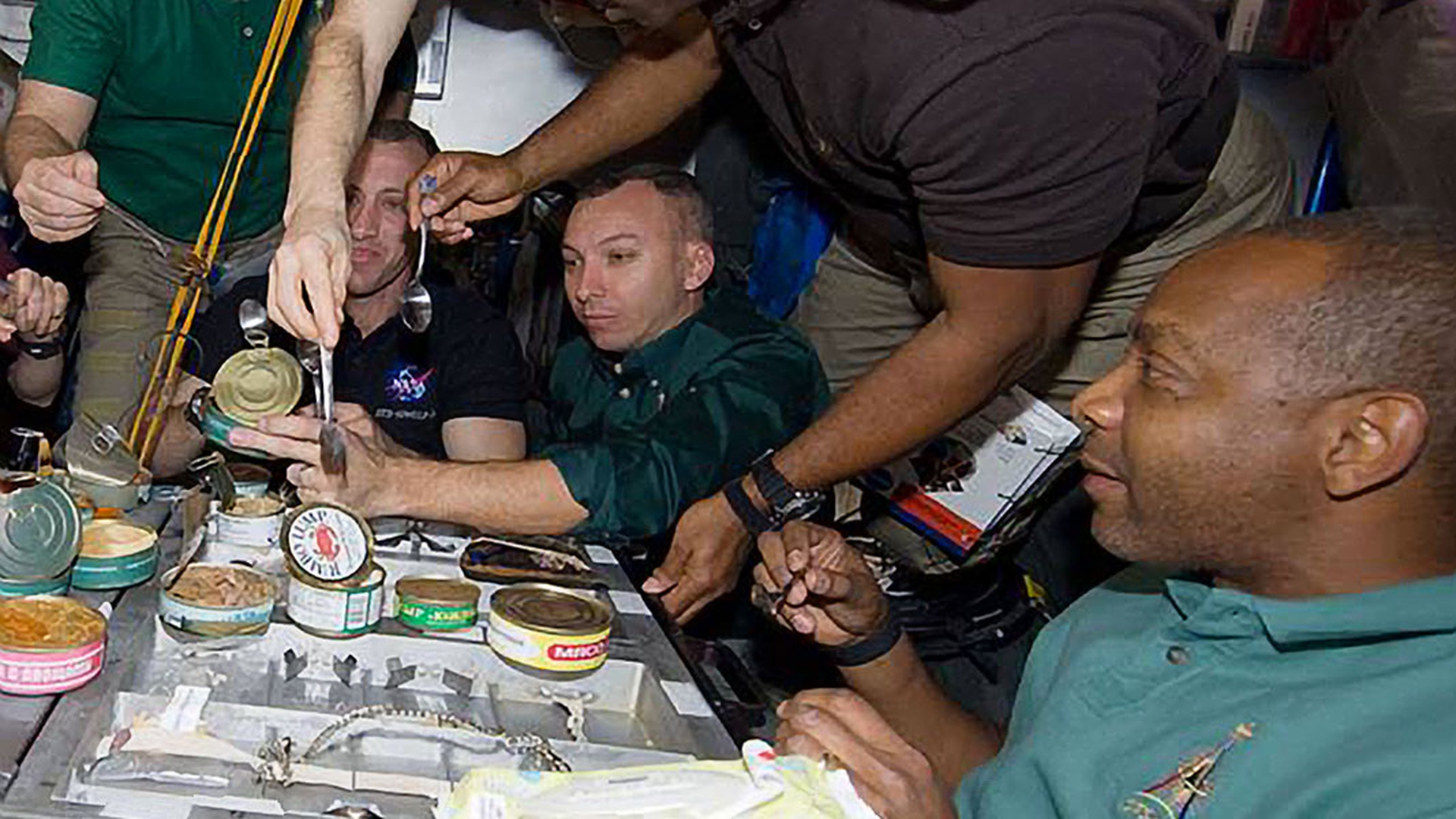Cibo nello spazio. Dai cubetti dell'Apollo 13 ai legumi Slow Food di Samantha Cristoforetti