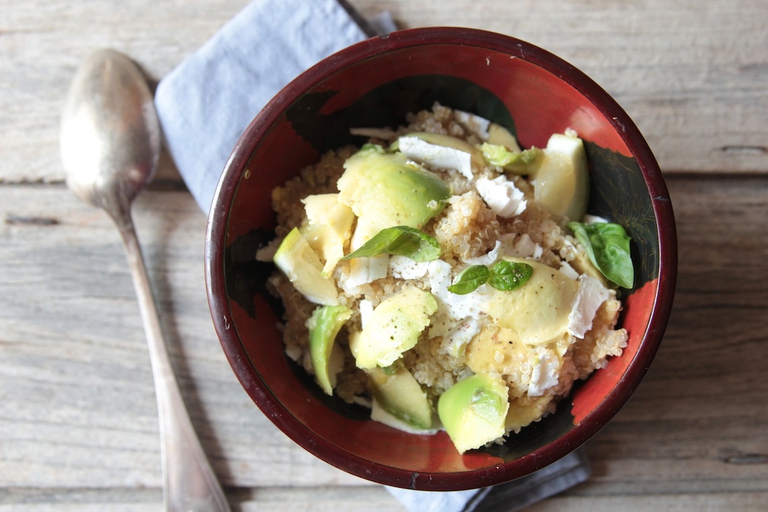 insalata di quinoa con avocado