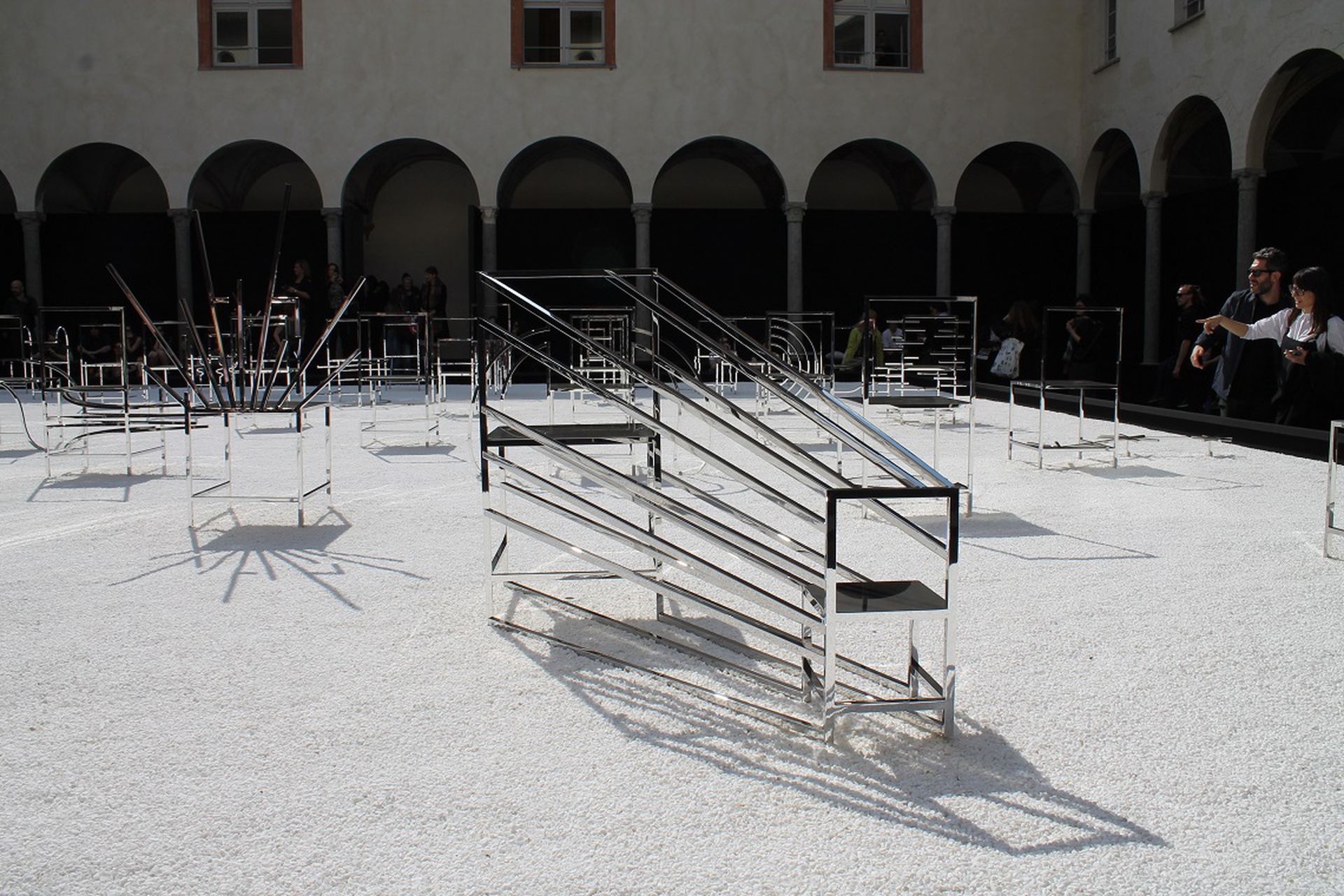 Installazione realizzata con delle sedie particolari