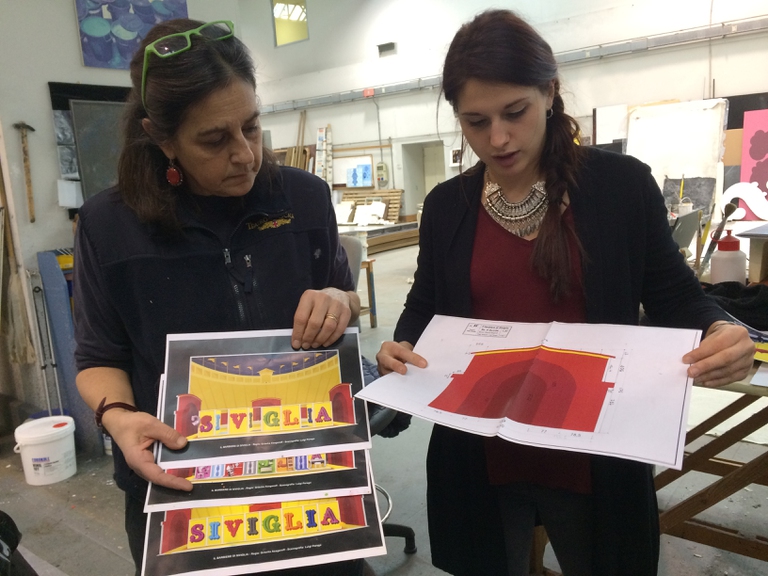 Il caposcenografo Stefania con Alice Selene Simoni, allieva dell'Accademia