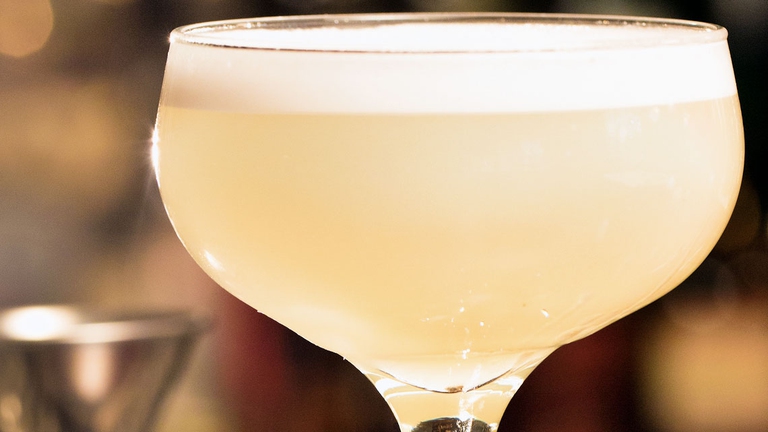 Il White Lady è un cocktail di tipo all day sour a base di gin e triple sec. È un cocktail ufficiale dell'Iba.