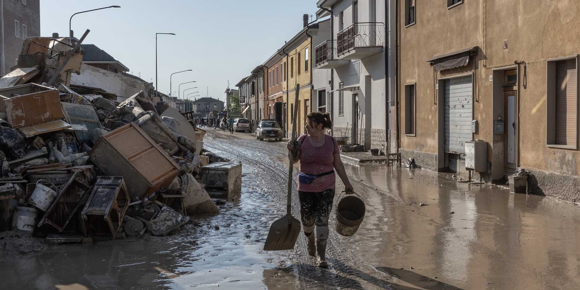 emilia-romagna-migliaia-di-volontari-al-lavoro-nel-fango-dopo-l