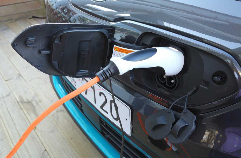 Equipaggiato nella versione più potente con una batteria da 64 kWh agli ioni di litio e un motore elettrico da 150 kW, Kia e-Niro si ricarica comodamente dal vano anteriore; i tempi come sempre variano in funzione della potenza disponibile. © Kia Motors