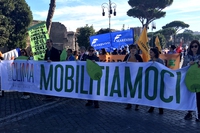 I ciclisti partecipano alla marcia per il clima del 29 novembre