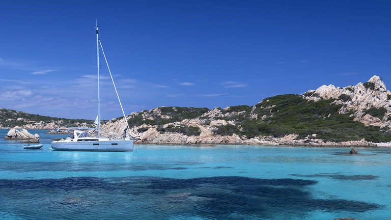 La meravigliosa acqua del parco della Maddalena in Sardegna