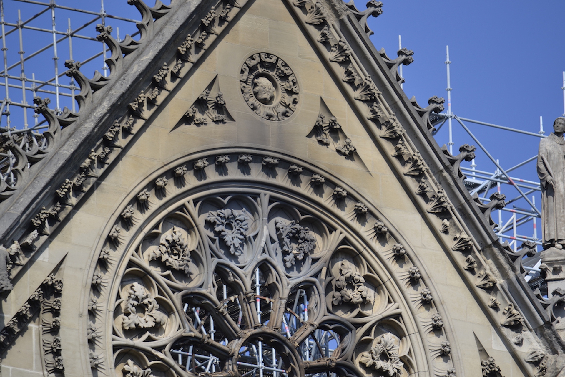 La cattedrale di Notre Dame a Parigi dopo il rogo21