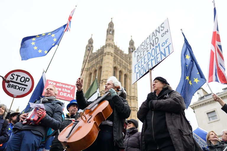 Alcuni musicisti dimostrano contro gli accordi Brexit.